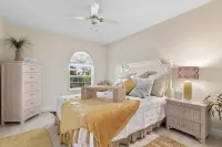 Spring Summer Special- Minutes to Yacht Club Beach, Paddle Boards Included