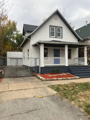 Art Pennington 4-bedroom house with WiFi in Cedar Rapids NewBo / Czech Village