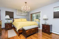 4 BR. 2 BTH, HOT TUB, MINS TO JONES BEACH, MINS TO RIVIERA WALK TO TRAIN TO NYC