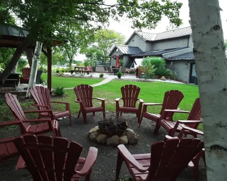 Friends And Family Farmhouse Hotels in Benton