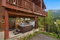 Luxury Cabin 4bdr Mtn and River Views.  Private Hot tub, 2 blocks to downtown