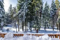 GG's Chalet - 6 Bedrooms, 4 Baths, movie theatre, jetted tub, and pool table!