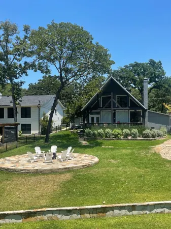 Luxury Lakefront @ Cedar Creek. Private luxury heated pool and Hot Tub!