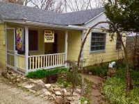 Charming Cottage in Historic District Close to Downtown