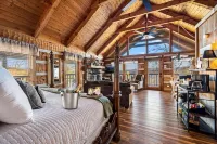 ROMANTIC Retreat! Mountain VIEWS! NEW Hot Tub! PET Friendly! Fireplace!