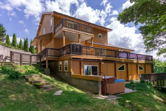 Amazing Mtn Views, Hot Tub+Fire Pit, High Speed WiFi, Gas Log Fireplace, Grill!