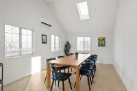 Greeley Lodge: Hot Tub, Sauna, Steps to Downtown