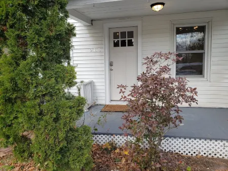 Modern Carriage house 2 blocks from Church Street