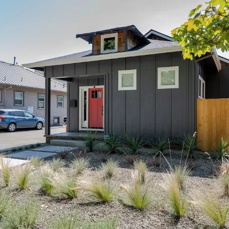 Charmer Downtown 3BR Home w Free Parking near UofO