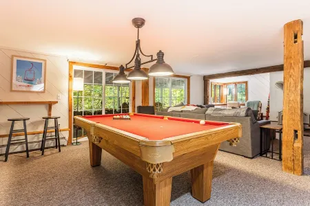 Minutes to a Magical Apres Ski! 4 Bedrooms, EV Charger, Mins to 4 Ski Mtns