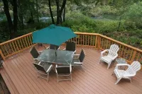 A Beautiful Vacation Awaits You on the Emerald Smith River! - Hytter