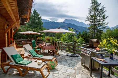 Chalet with whirlpool bath, exceptional panorama and sunshine. Отели в г. Manigod