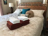 Super Nice Beach Place -Large Private Deck- Garage Parking-1 block to beach 뉴포트비치 호텔