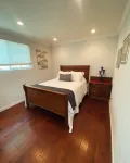 Steps to Beach!!-Inquire about Last-Minute Open Calendar Discounts! Hotels near BevMo!