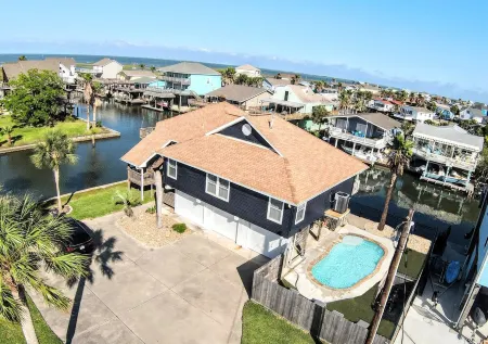 Corner Cove  -- Private Heated Pool, Beach, Kayaks, Fishing, and More!