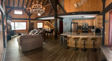 Newly Renovated Rustic style home w/luxury bathrooms  & mountain views, Sereni