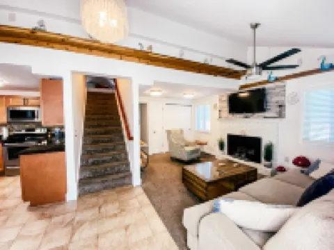 "SEASHELL" 4 Bedroom Home  Steps from Lake Erie Sleeps 13