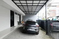 RedDoorz Syariah Near Rumah Sakit Soewandhie Hotels in Tambaksari