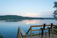 Entire Lake House on Lake Memphremagog, dead end RD, private. 30 min to Jay Peak Отели в г. Орлеанс
