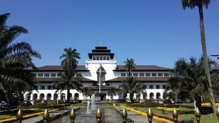 Amaris Hotel Cimanuk Bandung Отели рядом с достопримечательностью «Musholla Gasibu Bandung»