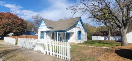 Bluebonnet Cottage: Victorian Home w 2/king beds & game room in central Cleburne Отели в г. Клберн