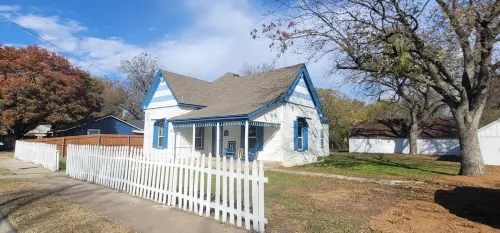 Bluebonnet Cottage: Victorian Home w 2/king beds & game room in central Cleburne
