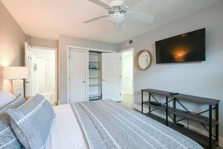 Premier, newly renovated luxury beachfront (top-floor) condo on the Gulf coast. Отели рядом с достопримечательностью «Сисайд Сиберд Санкчури»