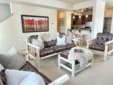 Modern Rustic 3 Bedroom with Pool and Hot Tub Отели в г. Хейли