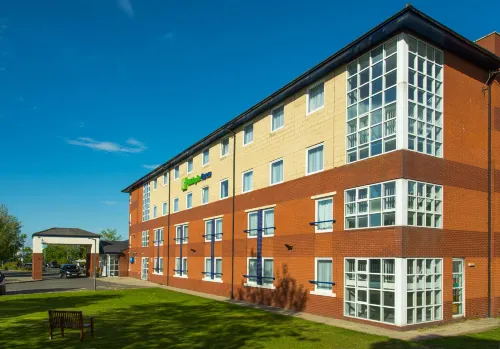 Holiday Inn Express BURTON UPON TRENT by IHG - parkir