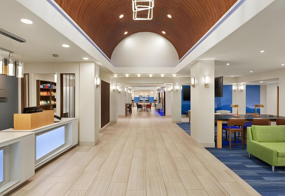 4. 홀리데이 인 익..