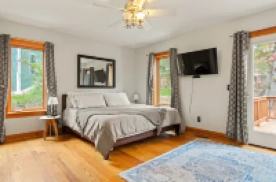 Cozy 5 Br Family Getaway with Hot Tub, Game Room, Sauna, Level 2 EV Charger!