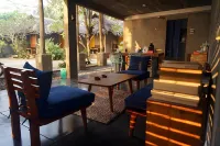 Bale Karang Cottages فنادق في Cijulang