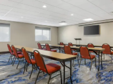 Holiday Inn Express & Suites LOUISVILLE SOUTH-HILLVIEW by IHG Hotels in Hillview