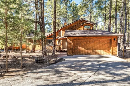 Pinewood Lodge / Backs to Forest / Near Downtown!