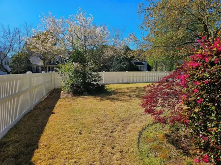 House near RDU and RTP with modern bathrooms and first floor bedroom Отели в г. Сидар Форк