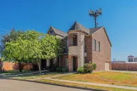 The Castle by the Lake with Pool, Balcony & Garage Parking, Great Location!!