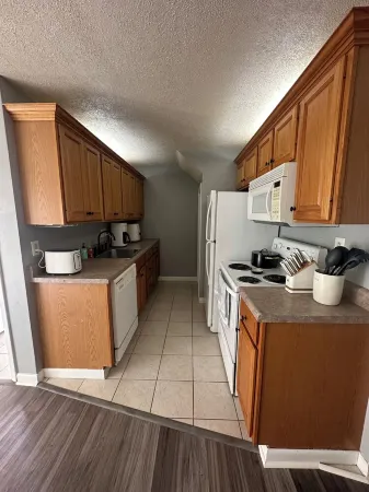 Charming 3-bedroom townhome with AC and WiFi in Greensburg