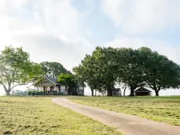 Spacious Country Living Located In The Heart Of Brenham Ξενοδοχεία στην πόλη Brenham