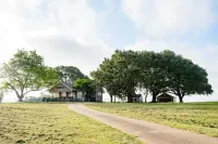 Spacious Country Living Located In The Heart Of Brenham