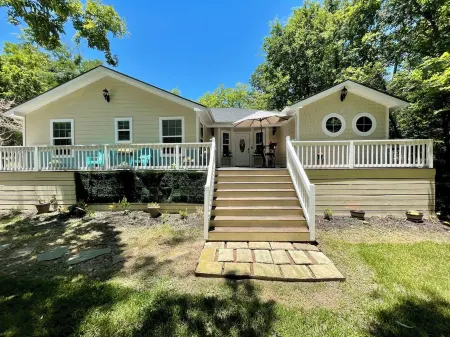 Delightful 4-bedroom house in Coldspring with AC, WiFi