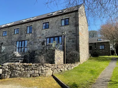 Cosy cottage on small park with pool, bar, tennis  호텔