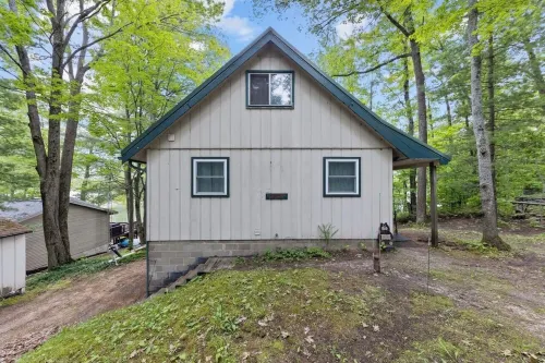 Family sized cottage near Gaylord on a private lake!