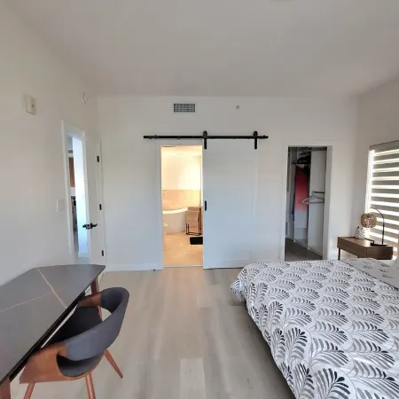 Newly renovated 2/2  apt-2 min walk to the beach and restaurants