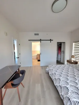 Newly renovated 2/2  apt-2 min walk to the beach and restaurants