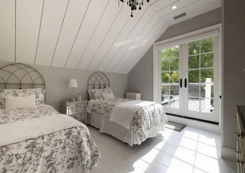 Heated pool/5 min walk to Beach/Beautiful Sag Harbor Village /Restaurant/Museum