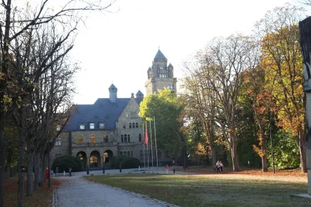 "Brunnenhaus": Stylish vacation home with Mediterranean courtyard and huge garden Отели рядом с достопримечательностью «Университет Майнца»