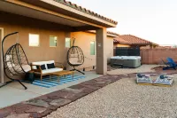 Red Rock Hangout: 5 Min to Antelope & Horseshoe + Hot Tub + Firepit + Game Room