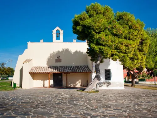 newly furnished seaside cottage. Low costs and free wifi. Hotels in Quartu Sant'Elena