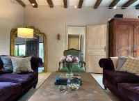 Stylish farmhouse with pool, sleeps 8-10 Hotels in Verneuil-sur-Indre