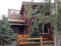 Cozy modern cabin 1 block from Main St Frisco! Hotels near The Juniper Tree